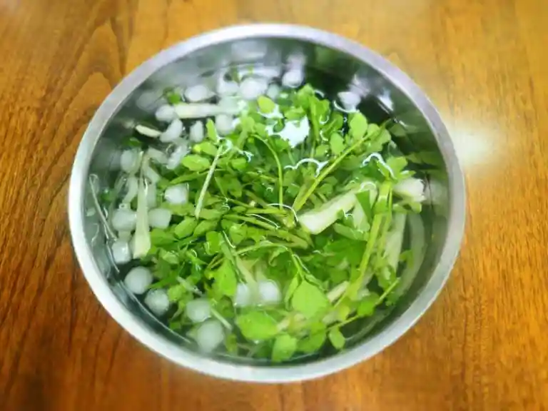 野菜を氷水に浸けている写真です。野菜がシャキッとします。