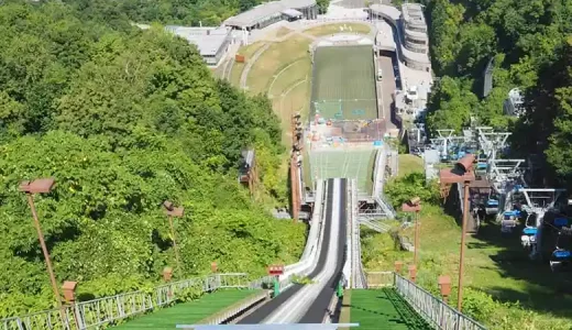 大倉山ジャンプ台のスタート地点から助走路を眺めた写真です。ジャンプ台の標高差は133.6m、助走路の長さは94m、最大傾斜は35度です。滑るというよりは底なしの谷へ落ちていく感じです。