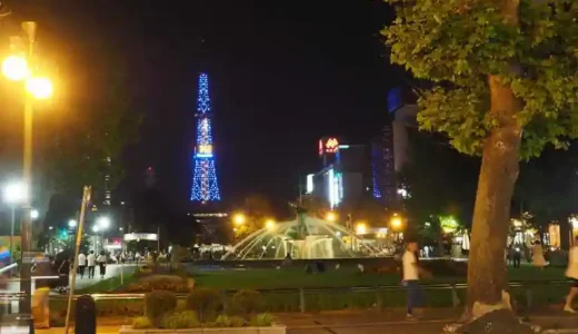 大通公園の夜景の写真です。さっぽろテレビ塔は青色にライトアップされています。噴水もオレンジ色にライトアップされています。