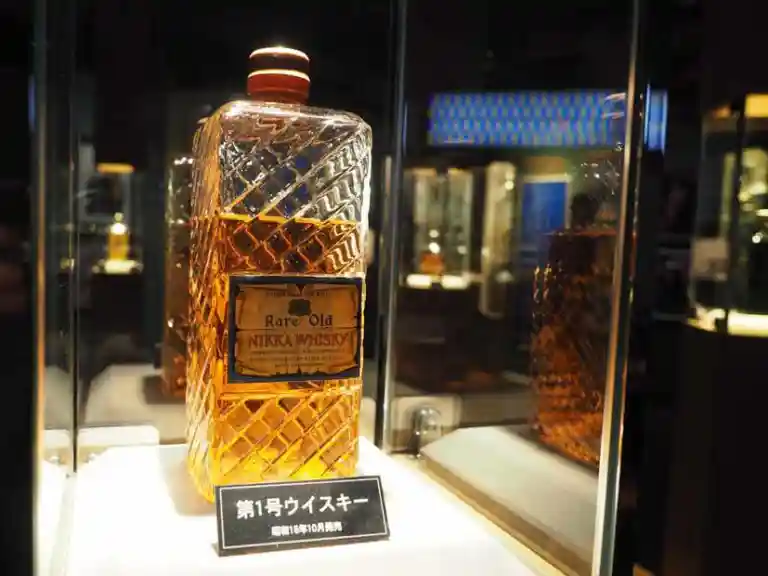 昭和15年に発売された第1号ウイスキーの写真です。コルク栓なので、ウイスキーが蒸発して減っています。