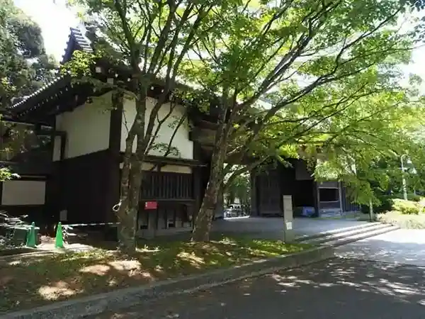 This photo shows the main gate used in the Edo period at the residence of a daimyo. Today, the only remaining main gates of daimyo residences in Tokyo are this black gate and the red gate of the University of Tokyo. 