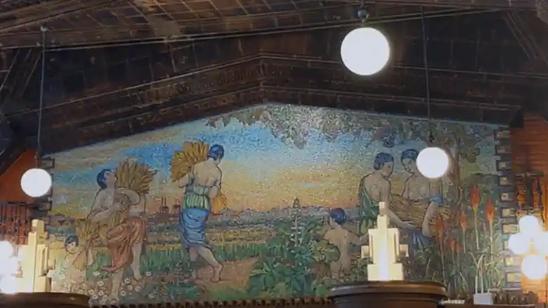 銀座ライオンビル1階のビヤホールに掲げられた大壁画の写真です。縦2.8m、横5.8mの壁画には、ガラスモザイクでビール麦を収穫している婦人が描かれています。