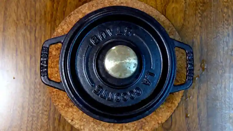 ご飯を蒸らしている写真です。フタをした鍋を真上から見ています。