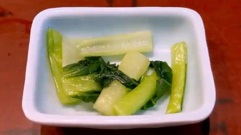 白い四角い小皿にもられた野沢菜の写真です。