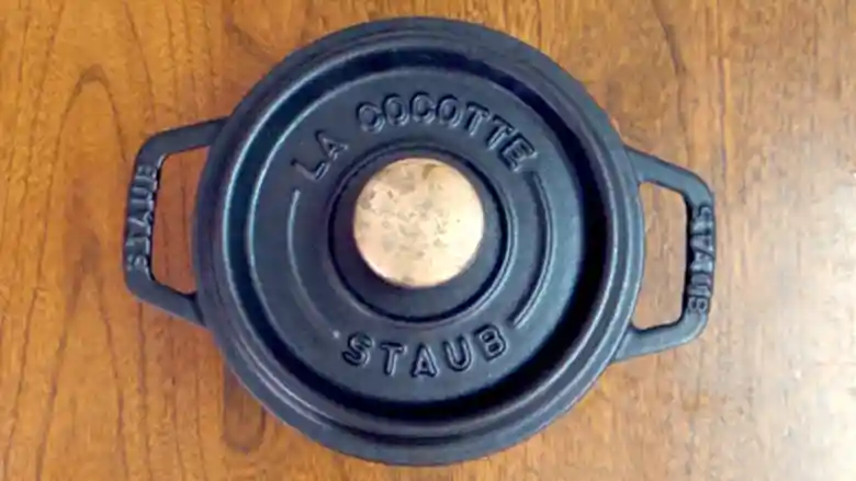 蓋をしたSTAUB（ストウブ）」鍋を真上から撮影した写真です。黒い丸い鍋で直径は14cm、高さは10cmの大きさです。