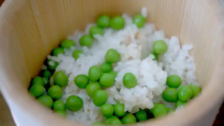 おひつに入った豆ご飯の写真です。豆は鮮やかな緑色で、表面にはシワがよっていません。