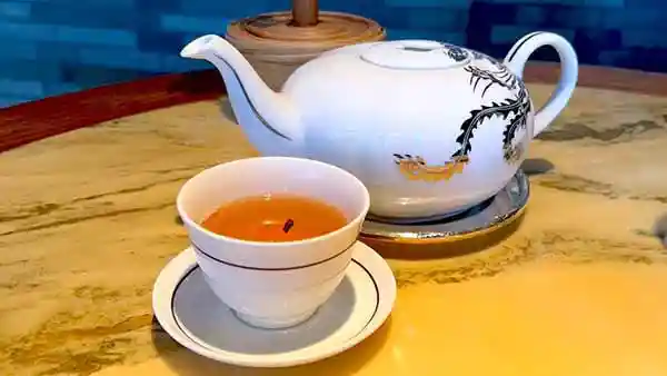 お茶のポットと茶碗の写真です。ポットも茶碗も白色です。