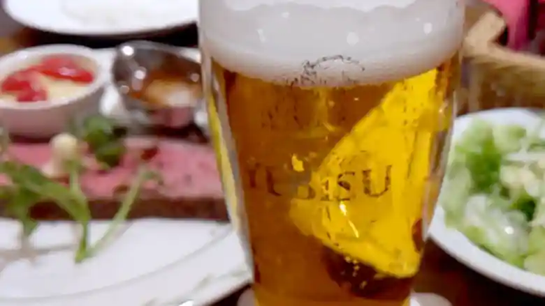 エビス生ビールの写真です。グラスにはシンボルマークの恵比寿様が銀色で描かれています。