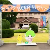 「トーハク BEER NIGHT!」の入り口の写真です。東京国立博物館のキャラクターであるトーハクくんとユリノキちゃんのボードがたっています。