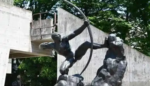 「弓をひくヘラクレス」の彫刻です。エミール=アントワーヌ・ブールデルの作品です。