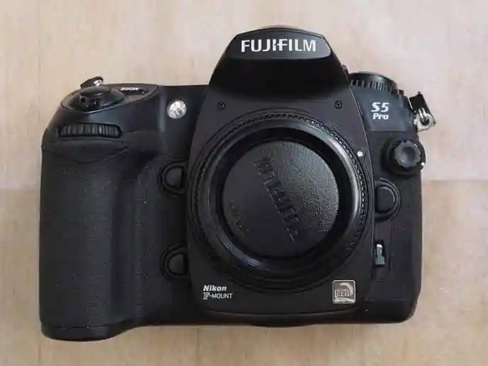 FUJIFILM FinePix S5 Proという一眼レフカメラです。
