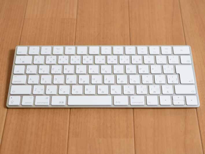 Appleのマジックキーボードの写真です。白くシンプルなデザインです。