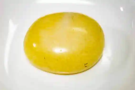 タコの卵巣の写真です。皿にのせるとお供え餅のような形になります。