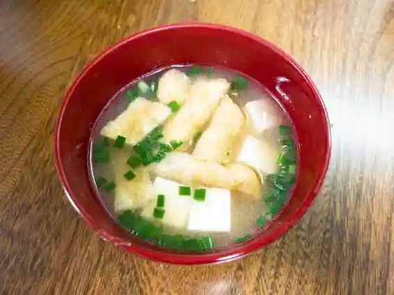 亀の手のゆで汁で作った味噌汁の写真です。具材は豆腐と油揚げです。磯の風味を味わえる、美味しい味噌汁です。