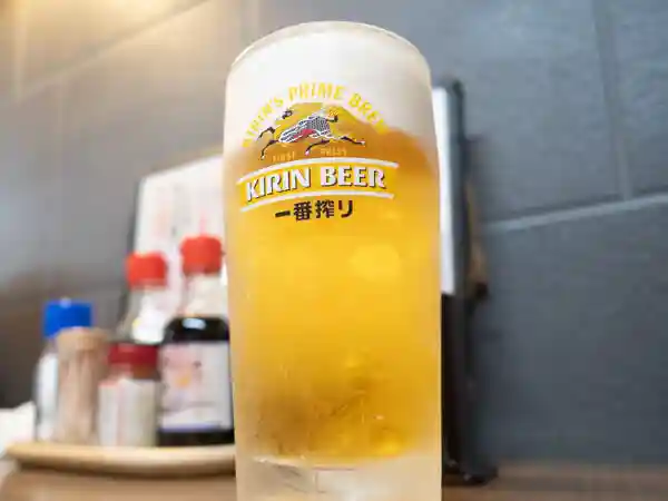 ジョッキに入った生ビールの写真です。ジョッキにはキリン一番搾りと印刷されています。