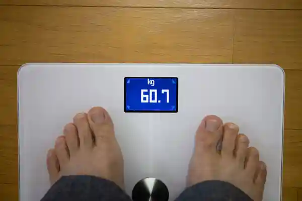 「Withings Body +」の測定値を表示する画面の写真です。体重を計測しています。青い画面の中央に体重が白い数字で表示されています。単位は「kg」です。