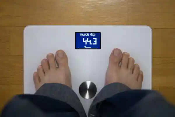 「Withings Body +」の測定値を表示する画面の写真です。筋肉量を計測しています。青い画面の中央に筋肉量が白い数字で表示されています。単位は「kg」です。