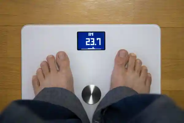 「Withings Body +」の測定値を表示する画面の写真です。BMIを計測しています。青い画面の中央にBMIが白い数字で表示されています。単位はありません。