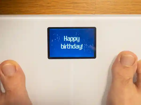 「Withings Body +」の測定値を表示する画面の写真です。青い画面には白い文字で「Happy birthday!」と表示されています。誕生日の朝、体重計に乗ったらこの表示があらわれました。