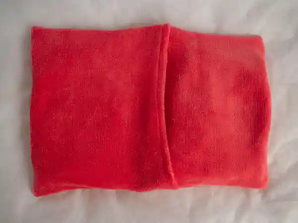 レンジでゆたぽんの写真です。付属している赤い布袋に入れて布団の中にセットします。