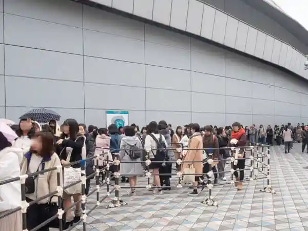 行列に並んでいるファンの写真です。東京ドームの小石川後楽園側に行列は出来ています。