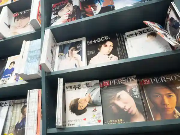 東京ドームシティにある本屋の写真です。嵐を特集した雑誌がたくさん並べられています。相葉くんが表紙の雑誌がたくさん写っています。