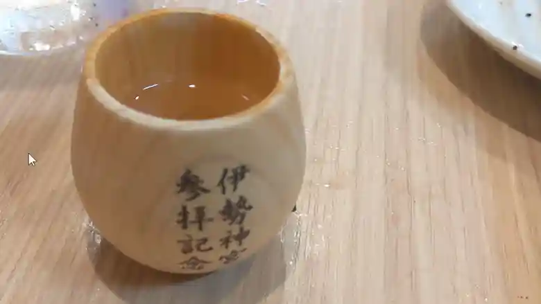 「伊勢神宮 参拝記念」の木製のぐい呑の写真です。日本酒を注文すると、いろいろなぐい呑の入ったざるを持ってきてくれます。自分の気に入ったぐい呑でお酒を飲めます。