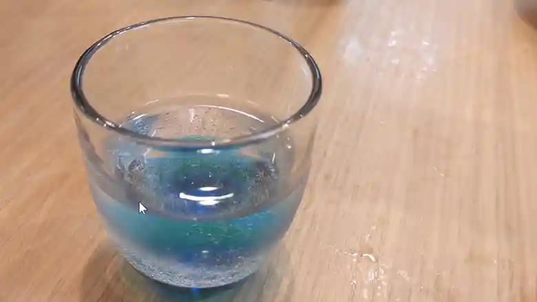 クリスタルのぐい呑。器の基部に薄い青色、清涼感を感じる青い色。美味しくお酒を飲めました。