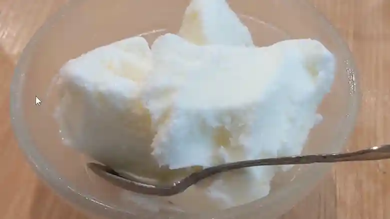 ミルクの岩塩アイスの写真です。ガラスの器に白いアイスクリームが盛られています。