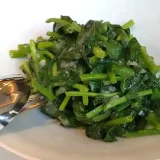 台湾豆苗のガーリック炒めの写真です。白い皿に色鮮やかな緑色をした豆苗が盛られています。豆苗はシャキシャキした食感でにんにくがほのかに香ります。