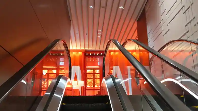 「二重橋スクエア」のエスカレータにのって2階へ上がると真っ赤な空間が出現します。YAUMAY（ヤウメイ）の店先の壁は赤色で統一されています。