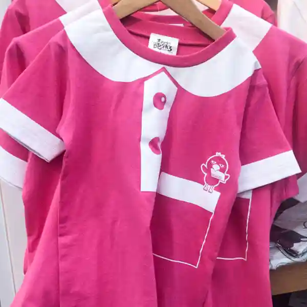 チコちゃんなりきりTシャツの写真です。色はショッキングピンク、チコちゃんが着ているワンピースと同じデザインをしています。