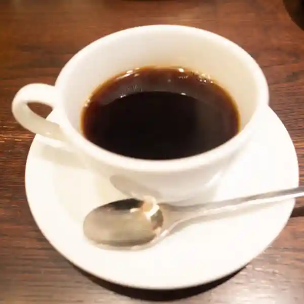 モーニングセットのホッとコーヒーの写真です。白い器に入っています。コーヒーはおかわりが自由です。