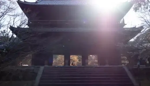 南禅寺三門の全景を撮影した写真です。高さ22mの巨大な木造建築です。