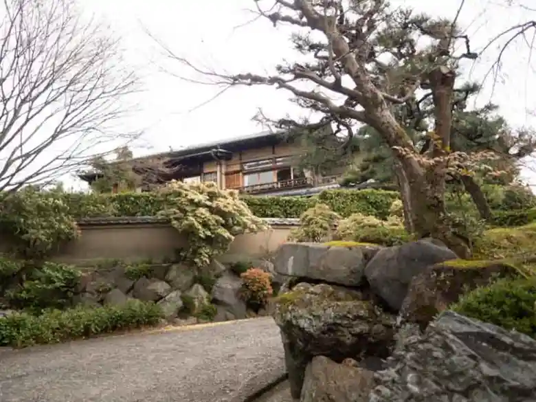 吉田山荘の門をくぐった所から撮影した写真です。右方向に坂道が続いています。坂道の左側に日本家屋が見えます。和と洋が融和した建築様式です。