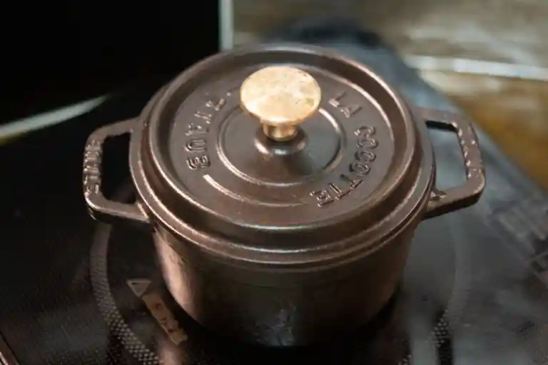 ご飯を炊くのに使っている鍋の写真です。ストウブ鍋といい、鋳鉄製のホーロー鍋です。黒色の丸い鍋で、大きさは直径が14cm、高さが10cmです。