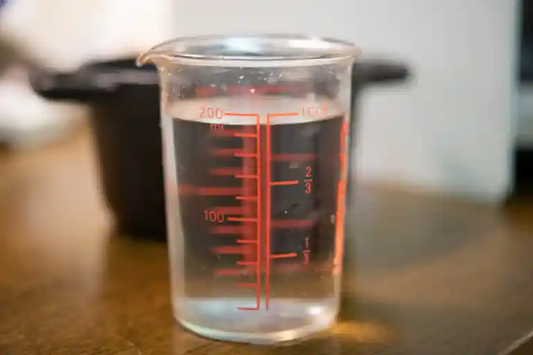 200ｍLの調理用カップに入った水の写真です。水の量は190ｍLです。