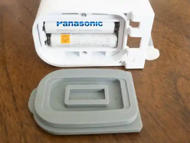 「電動鼻用洗浄器 ハナオートDX」の本体底面の写真です。電池フタを外して単4アルカリ電池2本をセットします。