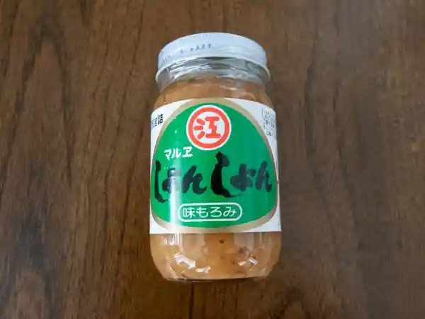 ご飯によそった「しょんしょん」の写真です。「しょんしょん」は大豆と大麦で作った麹を醤油で仕込んだなめ味噌です。