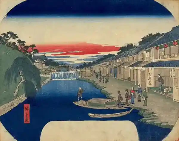 This illustration is a Nishiki-e (color woodblock print) showing the Ushigome moat in the Edo period. The foreground depicts a boatman waiting for his female guests to board their boats. The building on the far left of the painting is the Ushigome Gate. This gate is the outer gate of Edo Castle, where sentries were stationed to detect and defend against enemy intrusions.