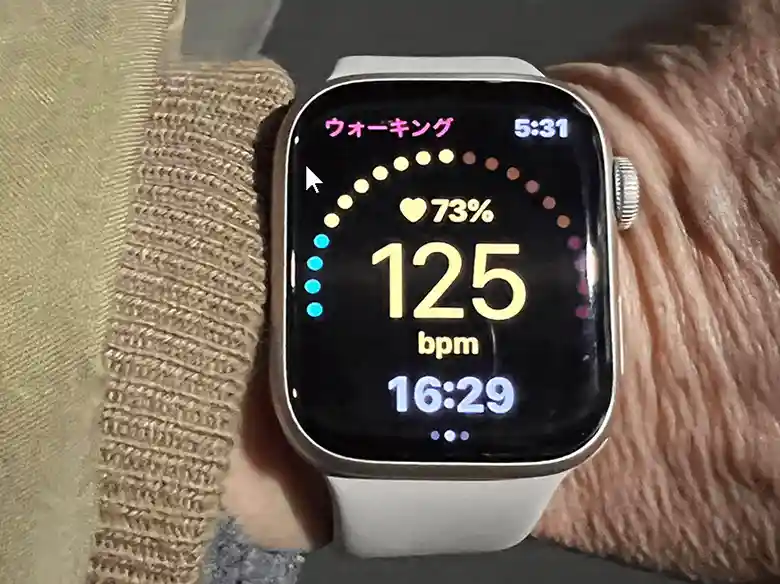 Apple WatchでZonesという心拍トレーニングアプリを表示した画面の写真です。ウォーキングの運動記録が表示されています。画面上から運動を行っていた時刻（5時15分～5時35分）と脂肪燃焼効果のある運動時間（10分）、全体の運動時間（20分8秒）、アクティブカロリー（86kcal）、距離（1.56km）、ペース（12’52”/km）、平均運動強度（60%）、運動強度の範囲（74-130bpm）、平均METs（5.8METs）が表示されています。