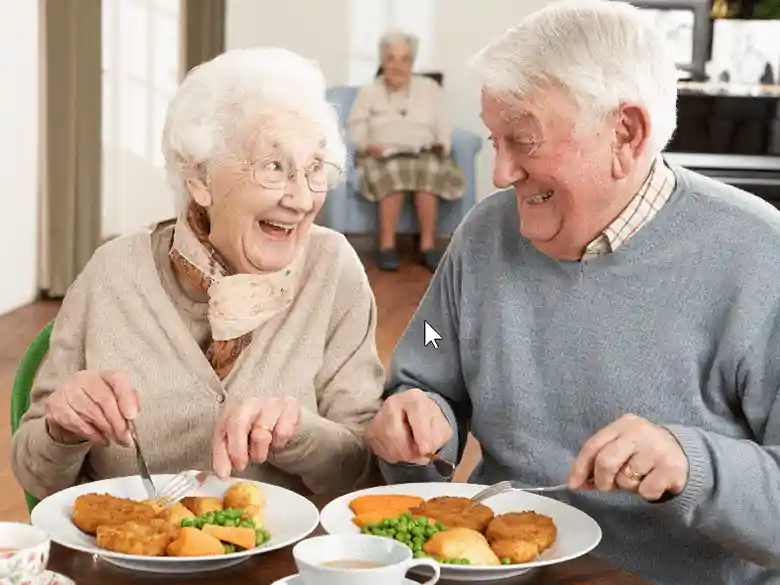 食事をしている男女のカップルの写真です。ふたりとも楽しそうに笑っています。料理は揚げ物です。
