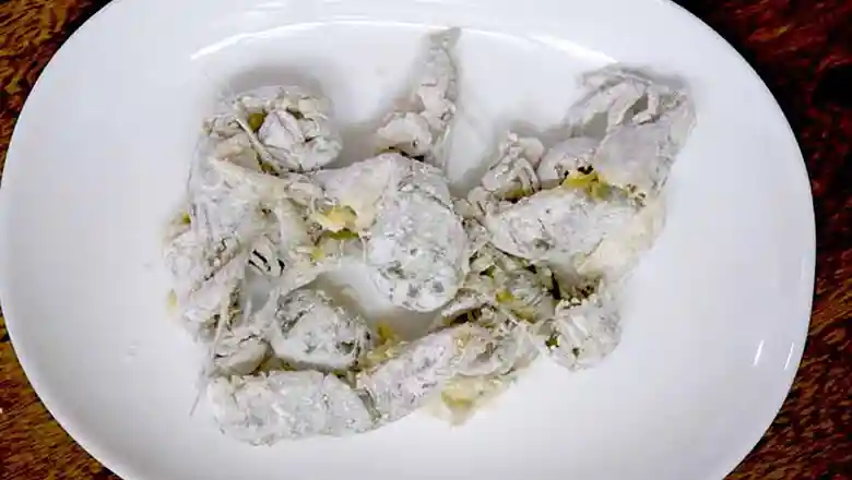穴ジャコを片栗粉でまぶした写真です。穴ジャコは白い皿に並べられています。