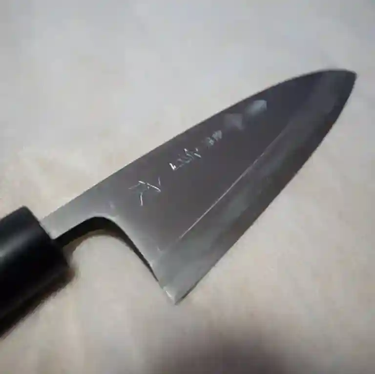 This photo shows a Deba bocho (pointed carving knife) I purchased at Aritsugu in Kyoto, Japan. I had my name engraved on the blade of the knife.