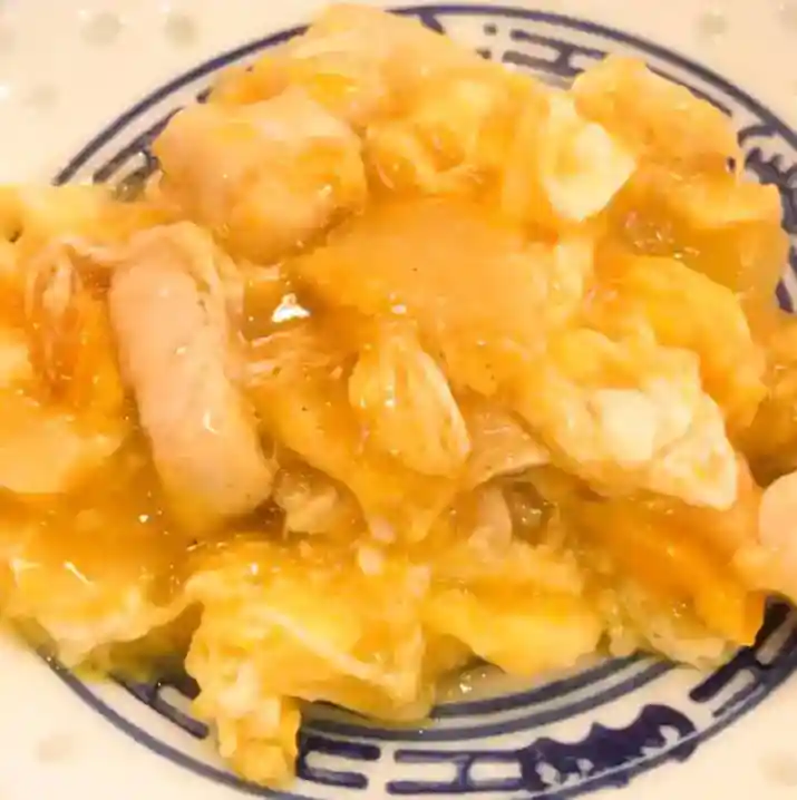 This photo shows Fuyouen's famous omelet with chicken. Chicken and onions are covered with a thickened, half-boiled egg. The sweetness of the onions and the flavor created by the chicken broth are superb.