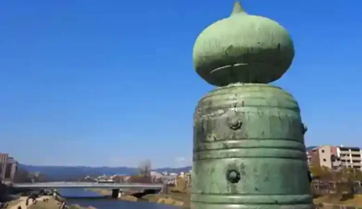 The photo shows a Giboshion the Sanjō Ōhashi bridge. Giboshi is a type of ornamental finial used on Japanese railings.[It is a beautiful day, so Kitayama can be seen clearly from the bridge.