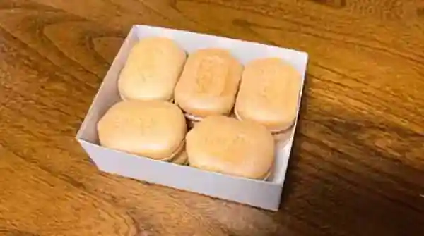 This photo shows Kuuya Monaka in a plain white paper box for home use. The box is about 10 cm long, 15 cm wide, and 8 cm high. 10 monaka are packed in the box in two layers.