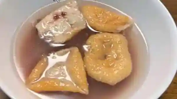The photo shows Kuuya Monaka made into oshiruko (soup stock) by adding boiling water. The bean paste is dissolved in the hot water. The skin of the monaka is floating in the hot water.