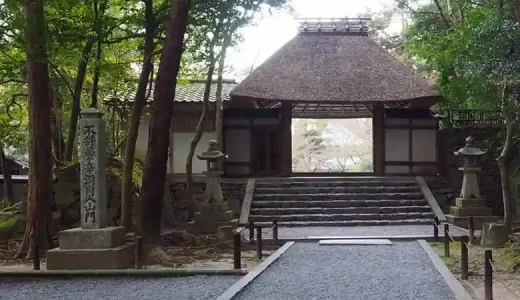 「京都・法然院」谷崎潤一郎の墓は紅しだれの下にあります