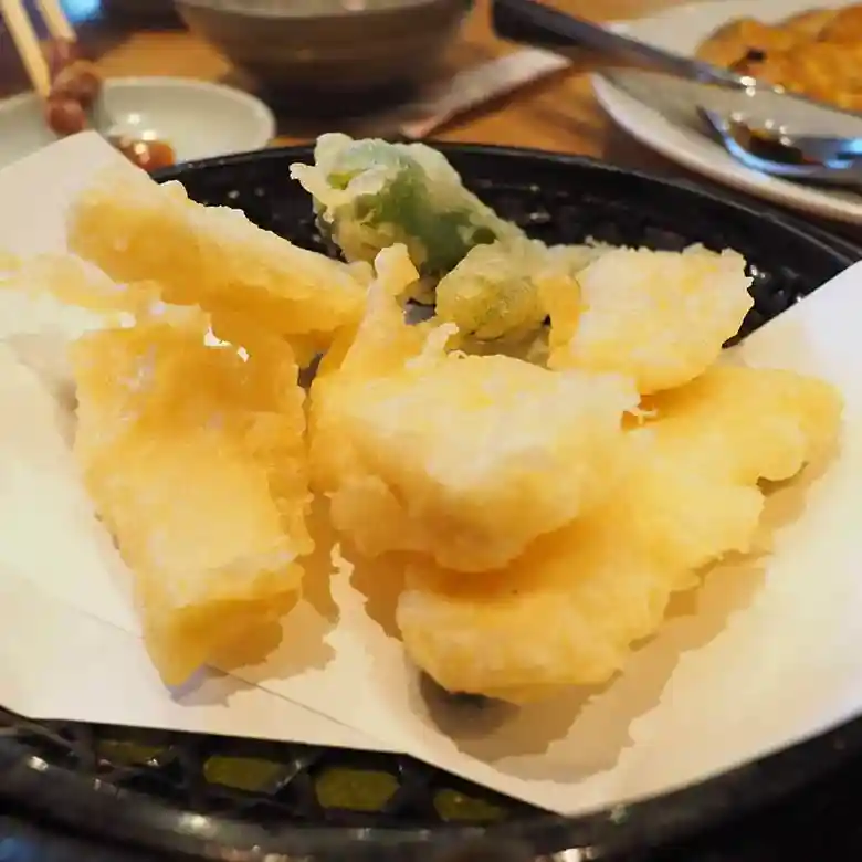 筍の天ぷらの写真です。ししとうの天ぷらが添えられています。